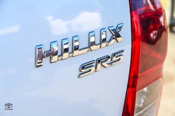 2020 Toyota HILUX SR5 image 11