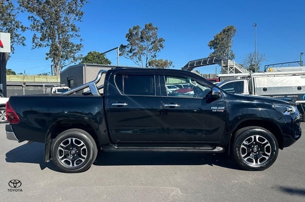 2023 Toyota Hilux SR5 image 2
