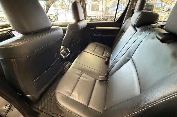2021 Toyota HILUX SR5 image 18