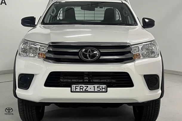 2024 Toyota Hilux SR image 3