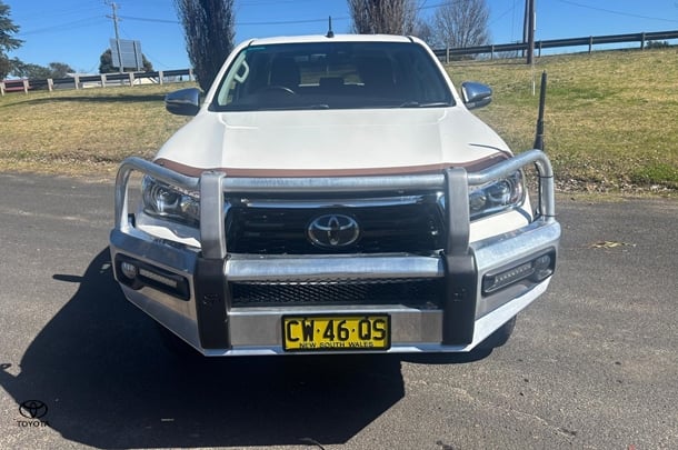 2020 Toyota Hilux 4x4 SR5 image 3