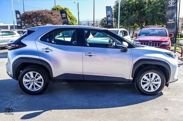 2022 Toyota Yaris Cross Hybrid GX image 3