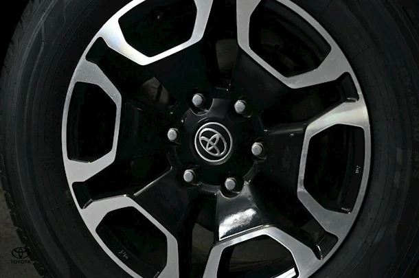 2023 Toyota Hilux SR5 image 7
