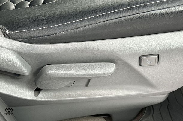2022 Toyota Hiace SLWB image 13