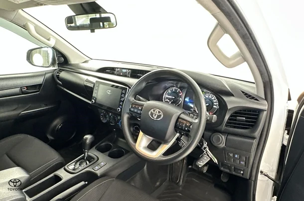 2020 Toyota Hilux SR image 14