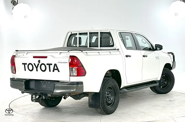 2022 Toyota Hilux SR image 9