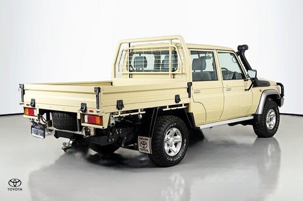 2021 Toyota LANDCRUISER MILITARY GXL image 9