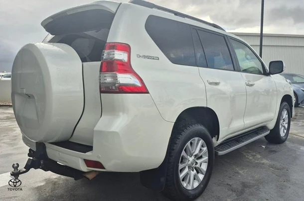 2017 Toyota Prado VX image 10