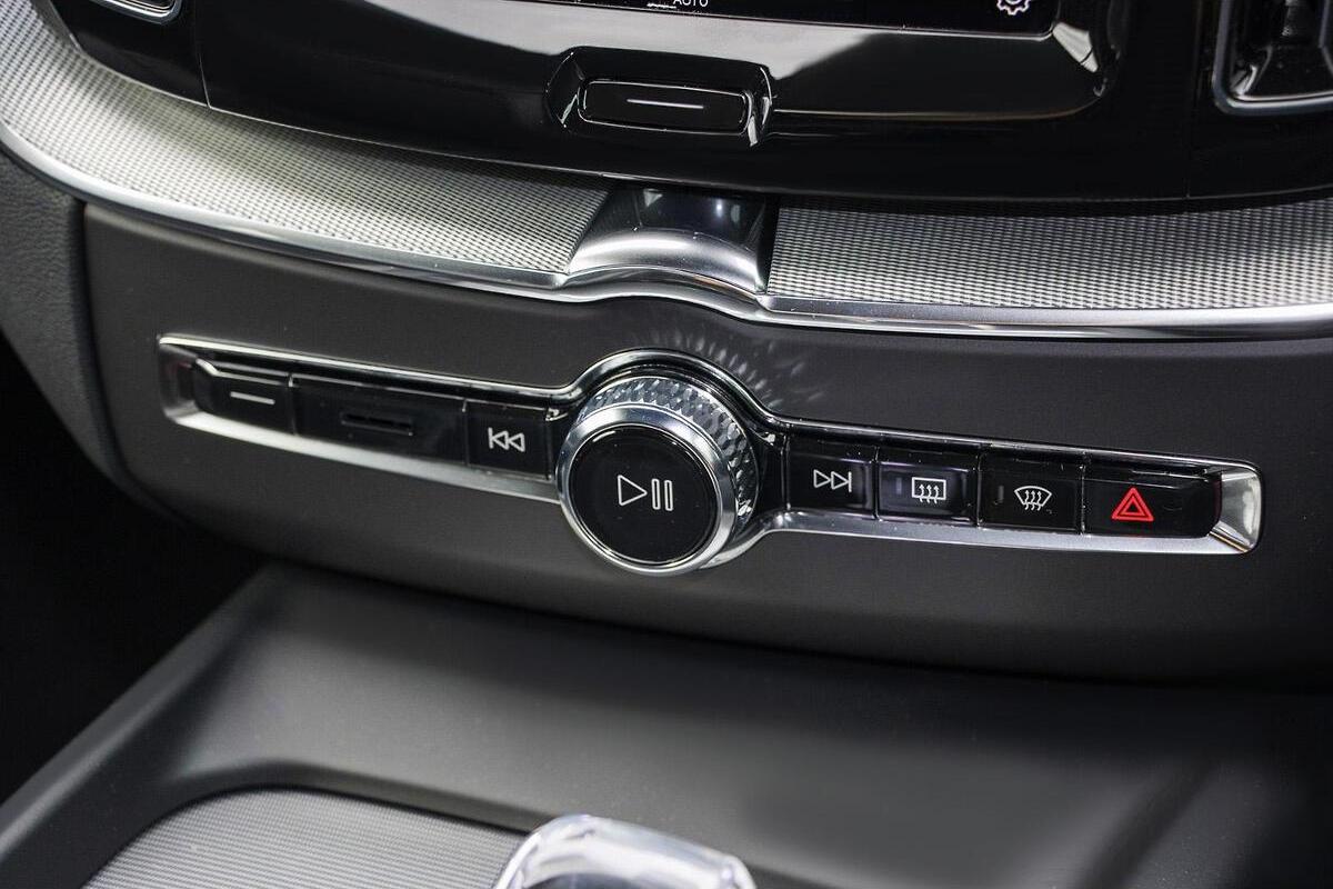 2024 Volvo XC60 Ultra T8 Plug-In Hybrid Auto AWD MY25 image 12