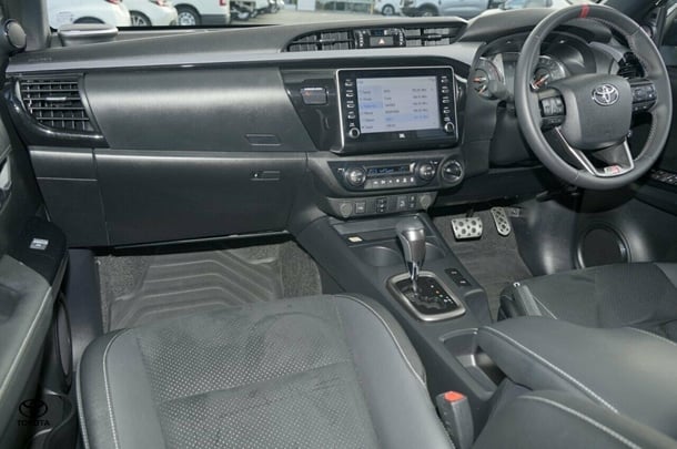 2024 Toyota Hilux 4x4 GR-S image 6