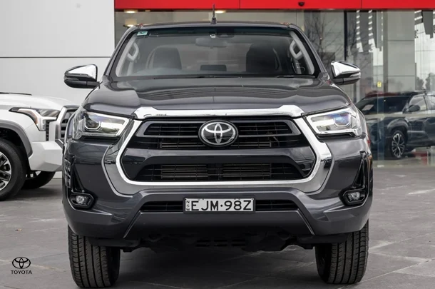 2020 Toyota HILUX SR5 image 4