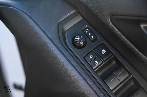 2023 Toyota Landcruiser GXL image 24