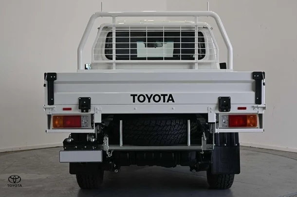 2025 Toyota LC Military GXL image 5