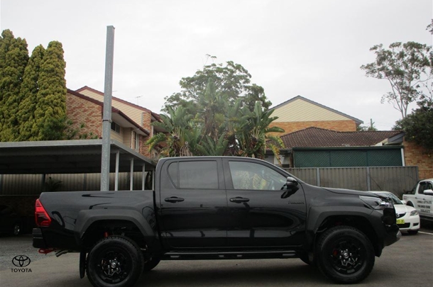 2023 Toyota Hilux GR-S image 9