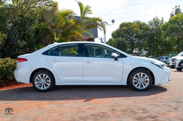 2024 TOYOTA Corolla Sedan Hybrid Ascent Sport image 3