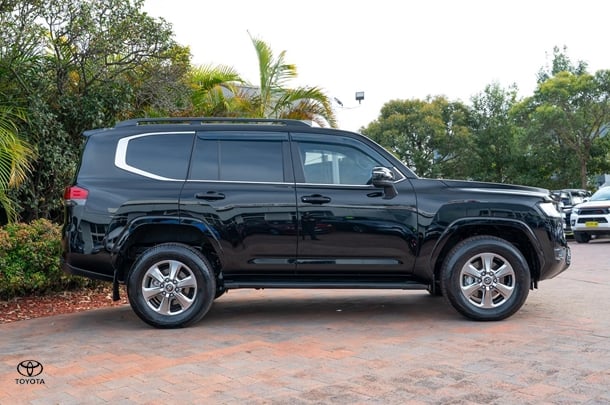 2023 TOYOTA Landcruiser VX image 3