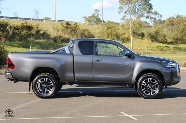 2023 Toyota Hilux 4x4 SR5 image 7