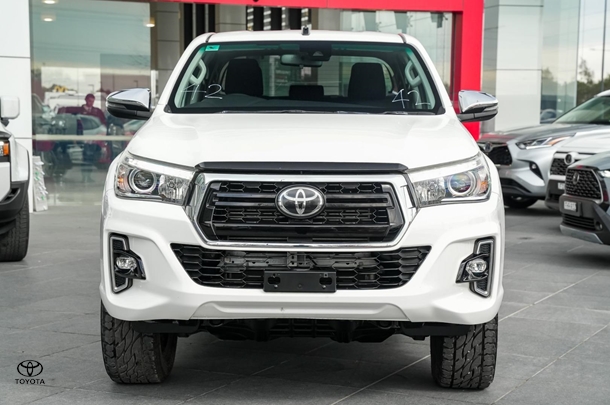 2019 Toyota HILUX SR5 image 5