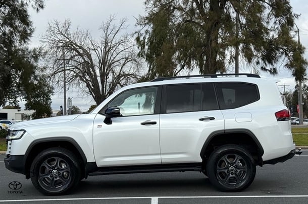 2022 Toyota LANDCRUISER GR-S image 4