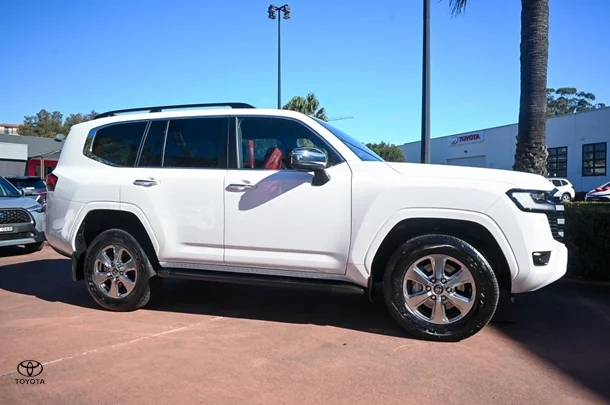 2023 TOYOTA Landcruiser Sahara image 3