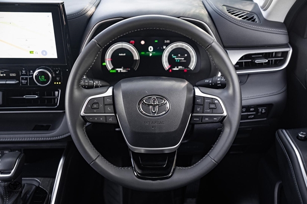 2024 Toyota KLUGER HYBRID AWD GRANDE image 12