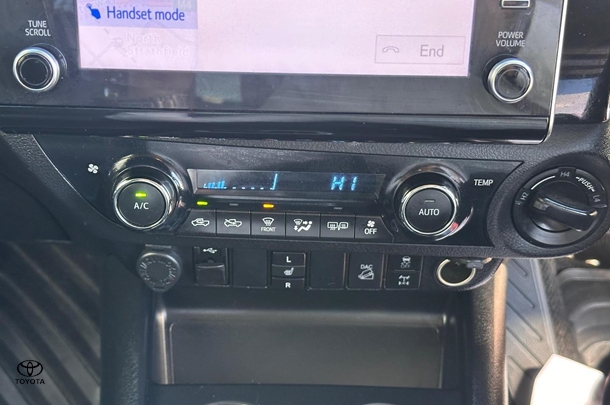 2021 Toyota HiLux 4x4 SR5 image 19