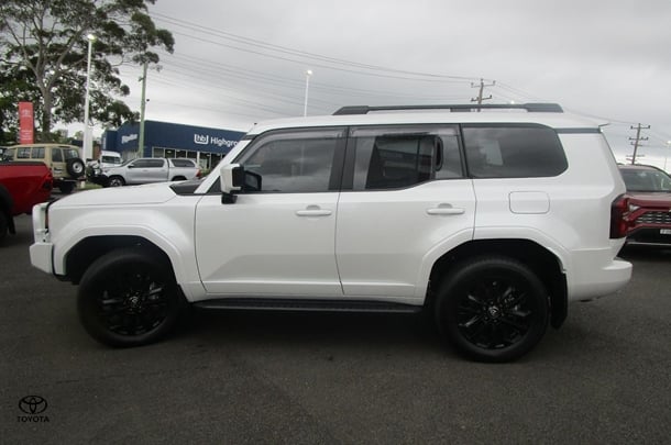 2024 Toyota Prado VX image 2