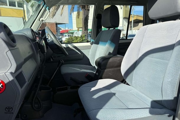 2017 Toyota LC Military GXL image 3