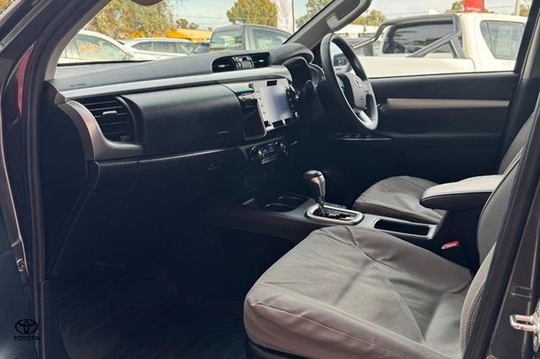 2022 Toyota Hilux SR5 image 11
