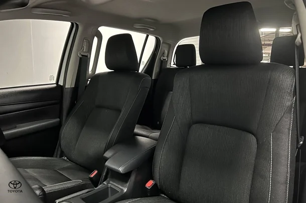 2024 Toyota Hilux SR image 15