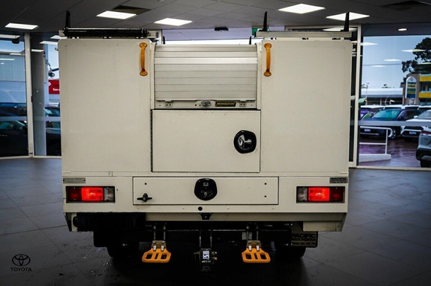 2019 Toyota Hilux 4x4 SR image 7