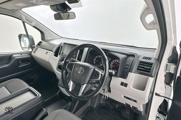 2022 Toyota Hiace SLWB image 15