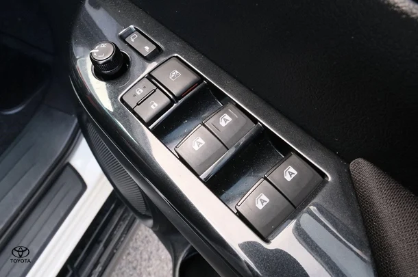 2020 Toyota Hilux SR5 image 13