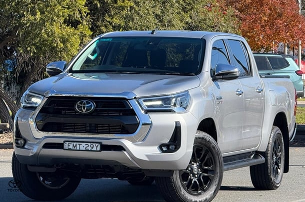 2021 Toyota HILUX SR5 image 3