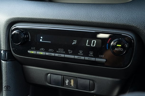2021 TOYOTA Yaris Hybrid SX image 14