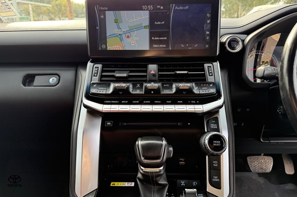 2022 Toyota Landcruiser Sahara ZX image 13