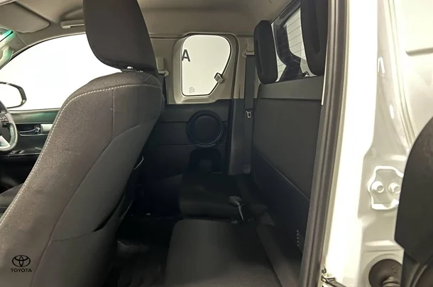 2023 Toyota Hilux SR5 image 13
