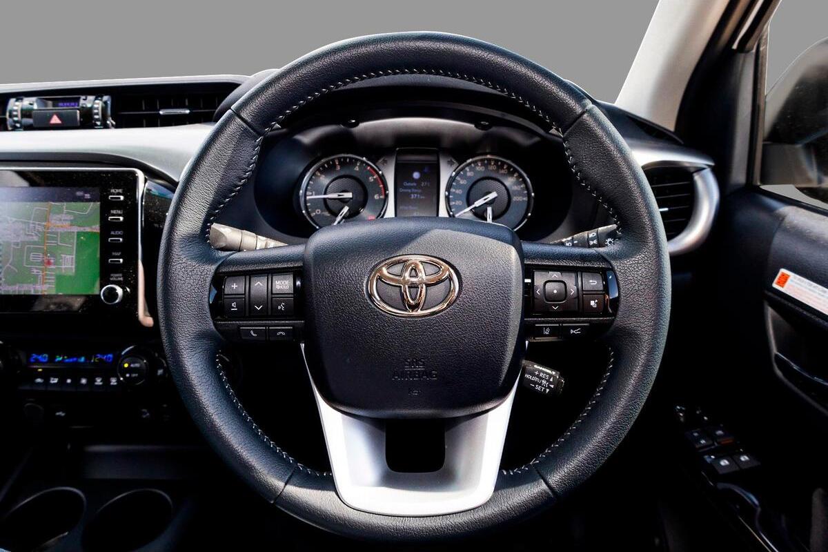 2024 Toyota Hilux SR5 Auto 4x4 image 6