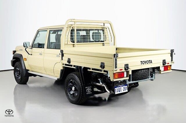 2025 Toyota LANDCRUISER MILITARY GXL image 6