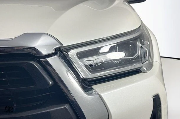 2021 Toyota Hilux SR5 image 3