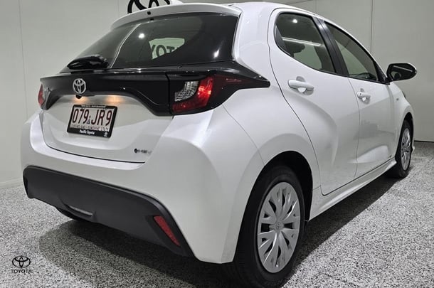 2024 Toyota Yaris HB Hybrid Ascent Sport image 3