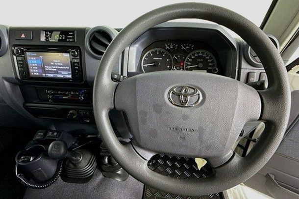 2021 Toyota LANDCRUISER MILITARY GXL image 16