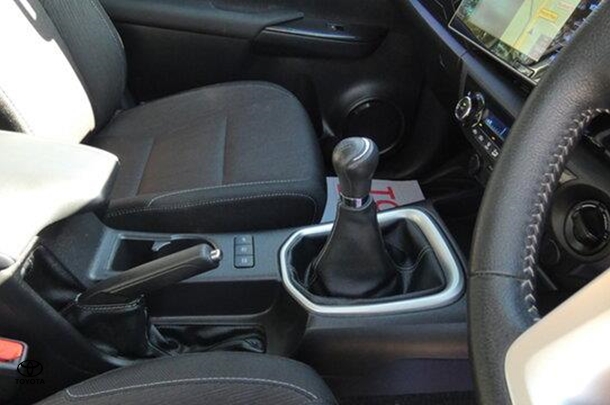 2018 Toyota Hilux SR5 image 18