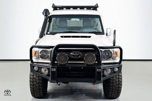 2021 Toyota LANDCRUISER MILITARY GXL image 2