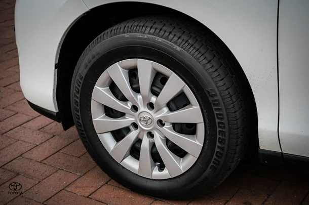 2019 Toyota Tarago GLi image 5