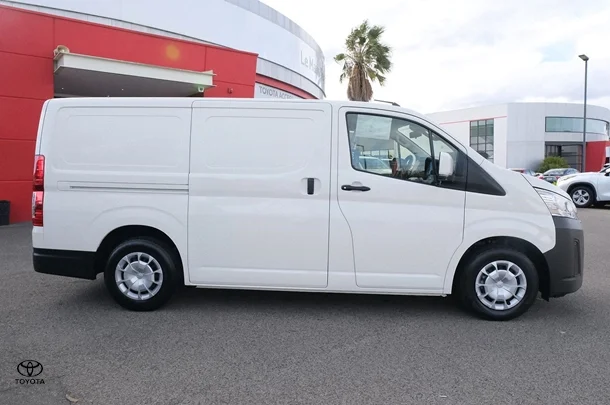 2022 Toyota Hiace LWB image 5