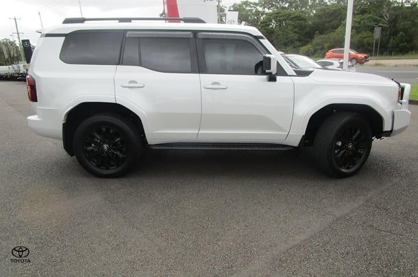 2024 Toyota Prado VX image 5