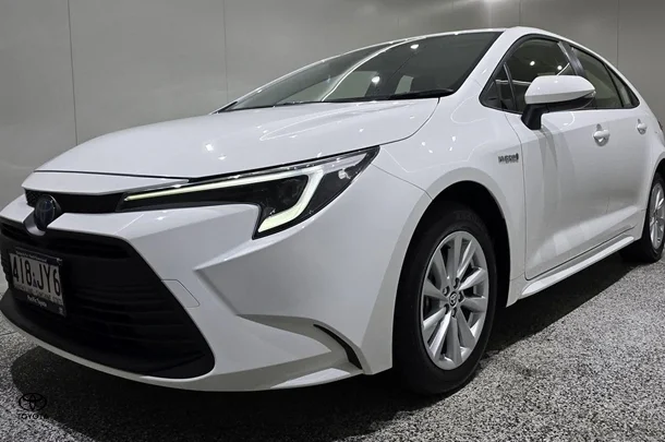 2024 Toyota COROLLA SEDAN HYBRID Ascent Sport image 5