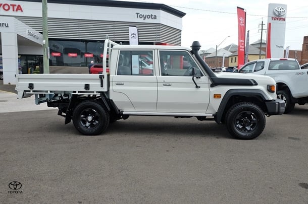 2025 Toyota LC MILITARY GXL image 2