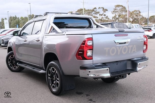 2022 Toyota Hilux SR5 image 2